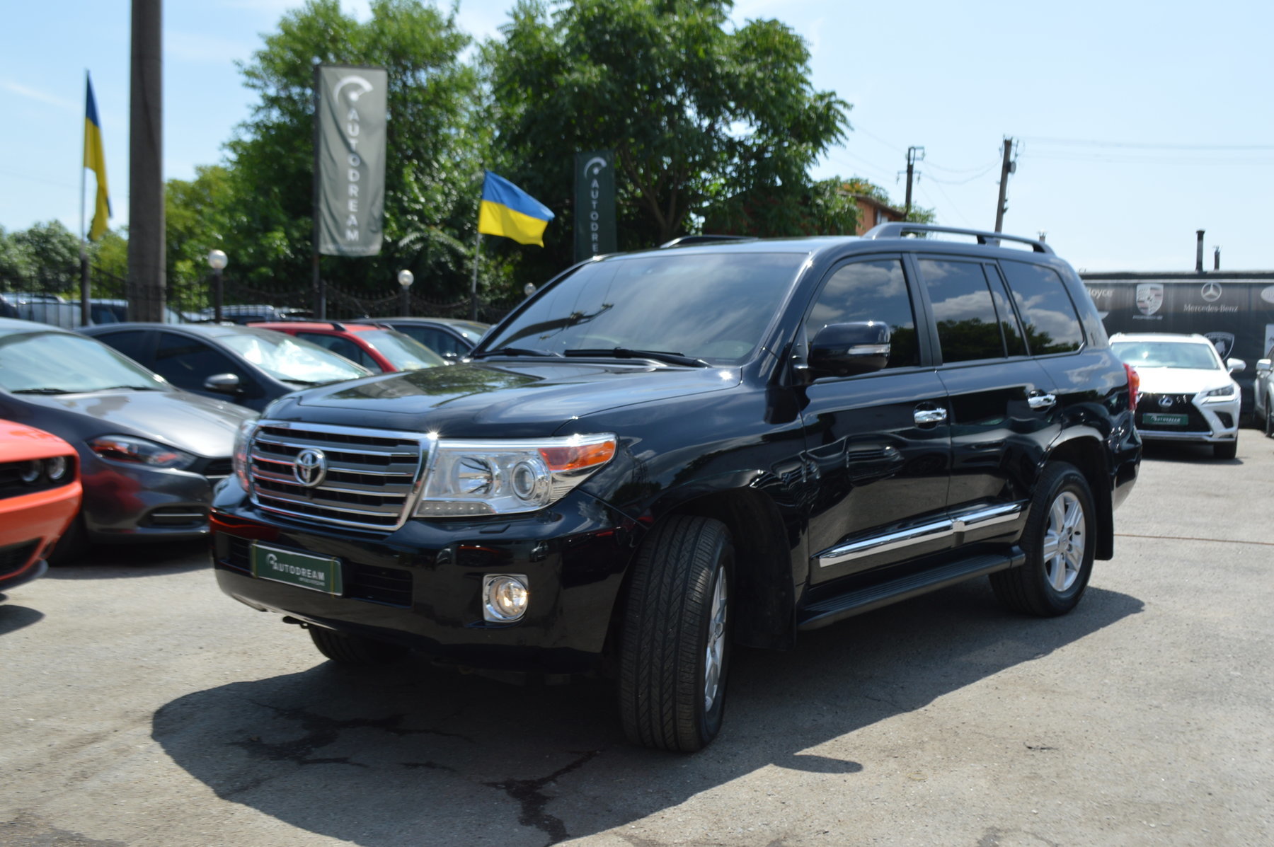 Toyota Land Cruiser 200 Official